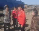 大妈这暴脾气，一言不合就蹦起来了 - Mom's bad temper, the word disagrees