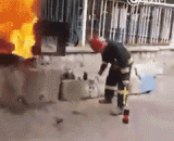 消防员实力展示用可乐灭火！卧槽，这个技能有点屌！ - Firefighters show their strength with coke! Crumb, this skill is a bit cock!