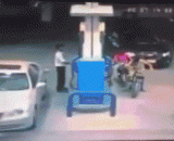 旁边小车：吓得我油都不加了 - Next to the car: I don't add any oil to me