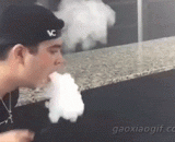 This kind of smoking is also cool to no one,这样的抽烟也是炫酷到没谁了