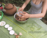 用姜蒜这样腌制的奶…………不，这样的黄鳝肯定入味 - Pickled milk from ginger and garlic... No, this kind of eel must be flavored