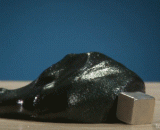 磁化了的橡皮泥整吞了一块金属 - The magnetized rubber slime swallowed a piece of metal