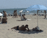 在海滩上我有特别的整人方式 太贱了！ - On the beach, I have a special way of making people too cheap.