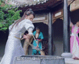 这水桶真是重啊，把绳子都累弯了！ - The bucket is really heavy, and the rope is all bent!