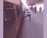 玩脱了！阿三扒火车直接被卷入火车里 - Play off! A three grilled train is directly involved in the train