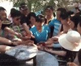 中国游客在越南自助餐厅疯抢水果 - Chinese tourists scramble for fruit in the Vietnamese cafeteria