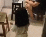 爸爸您要的水....小女孩真孝顺 - Dad, the water you want... The little girl is really filial