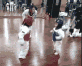 The Taekwondo competition between bears and children is almost impossible.,熊孩子之间的跆拳道比赛，简直难分上下。