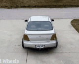 有这车胎，妈妈再也不用担心你不会停车了 - With this tyre, mom won't have to worry that you won't stop.