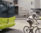 公交车撞自行车，司机你又调皮了 - The bus hit the bike, and the driver is naughty