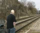 火车过来了 - The train is coming.