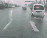 雨天开车需谨慎啊，这技术太牛了 - It's too careful to drive in a rainy day.