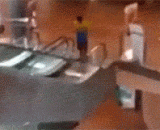 不要一边走路一边发短信，不然你会做蠢事 - Don't text while walking, or you will do stupid things.