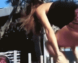 后面爬的小伙伴真幸福 - The little fellow crawling behind is really happy