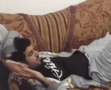 哥们你腿毛太多了，帮你拔掉吧...好疼！ - Dude, you have too many legs, help you pull it out... It hurts!