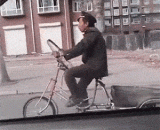 大爷你的这个方向盘有点大哦 - Lord, your steering wheel is a bit big.