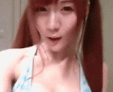 一瞬间看到这妹子有六根手指，不知道是不是错觉 - In a flash, I saw this sister had six fingers. I don't know if it was an illusion.