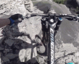 骑自行车从山顶冲下来，老外太会玩了 - Bicycles rush down from the top of the mountain. Foreigners can play too much.