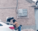 哈哈哈腿短就不要学别人装比 - Hahaha's short legs don't learn to be compared to others.