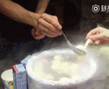 Liquid nitrogen ice cream! If you eat a nostril, you can smoke and feel the feeling in your mouth,液氮冰激凌！吃了鼻孔可以冒烟，好叼的感觉
