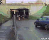 车的高度刚刚好 - The height of the car is just fine