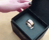 The ring sent by my boyfriend is so big!,男朋友送的戒指真大啊！