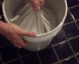 Tear off the dry paint in the paint bucket... Not good,撕掉油漆桶里的干油漆……爽的不行