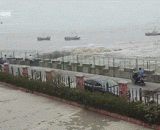 钱塘江大浪冲飞人 - Qian Tang River flush with great waves