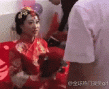 朋友帮忙贴正新娘的头饰，新娘竟然... - A friend helps to paste the bride's headwear.