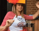 A drink!,反手喝水，厉害！