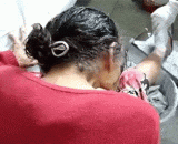 Auntie, you haven't washed your hair for a long time. There are many lice on it.,阿姨，你好久没洗头了吧，上面有很多虱子哦