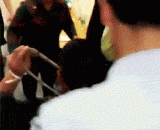 耙子戳脑袋上了，做农活也好危险，幸亏没戳到眼睛 - The rake stabbed his head, and it was dangerous to do farm work. Fortunately, he didn't poke his eyes.