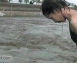 Japan's wonderful program, jumping into the mire, is this really fun?,日本奇葩节目，跳进泥潭，妹子这个真的好玩吗