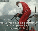 悬崖边平衡椅子，用绳命在表演的牛人 - On the edge of the cliff, the chair is balanced, and the cattle are rode in the rope.