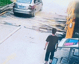 So the coquettish walk, a look is to practice ah,那么风骚的走位，一看就是练过的啊