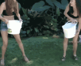 两妹子玩冰桶挑战，醉了！ - Two girls to play ice bucket challenge, drunk!