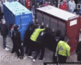 An angry bullfight did not stop in the cage and ran out, and everyone around him scared the fryer.,一头愤怒的斗牛在笼子里没压住，跑了出来，周围人都吓炸锅了