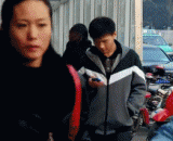 淡定偷手机过程，走路看手机需谨慎啊 - Calm down the process of stealing cell phones, watch mobile phones need to be careful.