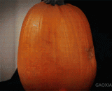 The cattle man painted a person on the pumpkin,牛人在南瓜上画个人