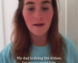 被女儿的脸吓成这样…应该不是亲生的... - She was frightened by her daughter's face. It should not be personal.