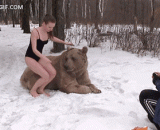 美女与野兽现实版，模特为了拍写真也蛮拼的了 - Beauty and beast reality version, model for photo shoot also spell.