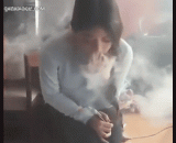 妹子吐烟圈好流弊，好想跟你学学 - I want to learn to learn from you.