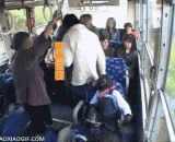 黑猩猩给老人让座，太萌了! - Chimpanzee gives his seat to the old man. It's too sprout!