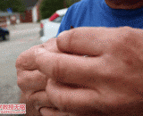 The uncle is skillful in playing with the earthworms,大叔熟练玩弄蚯蚓