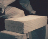 The slow motion of a hand chop a brick,手劈砖头的慢动作