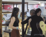 为什么抱她不抱我啊！！！求妹子的心理阴影面积 - Why do she not hold me!!! Seeking the psychological shadow area of my sister