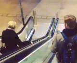 大妈的下电梯方式 - Mom's way of lifting the elevator