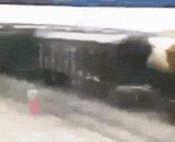 为了拍照，爬火车上，被高压电烤 - To take a picture, climb a train, be barred by a high pressure