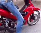 女司机第一次开摩托车 - The first time a woman driver drives a motorcycle