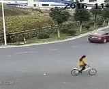 这个司机太直了，转弯不回方向盘 - The driver is too straight to turn back the steering wheel